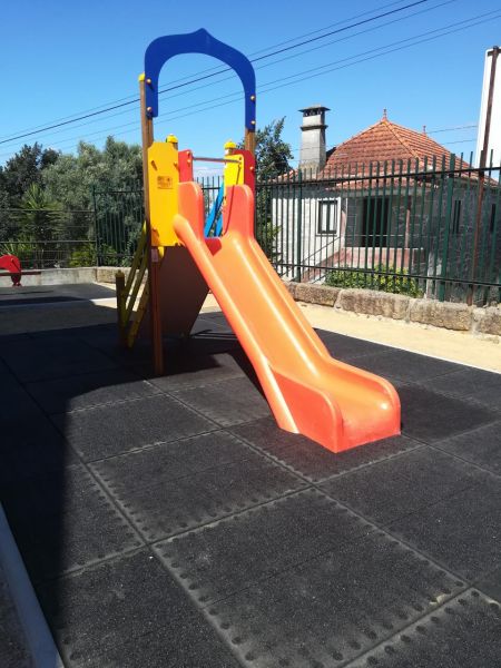 Junta de Freguesia instala parque infantil na escola prim&aacute;ria